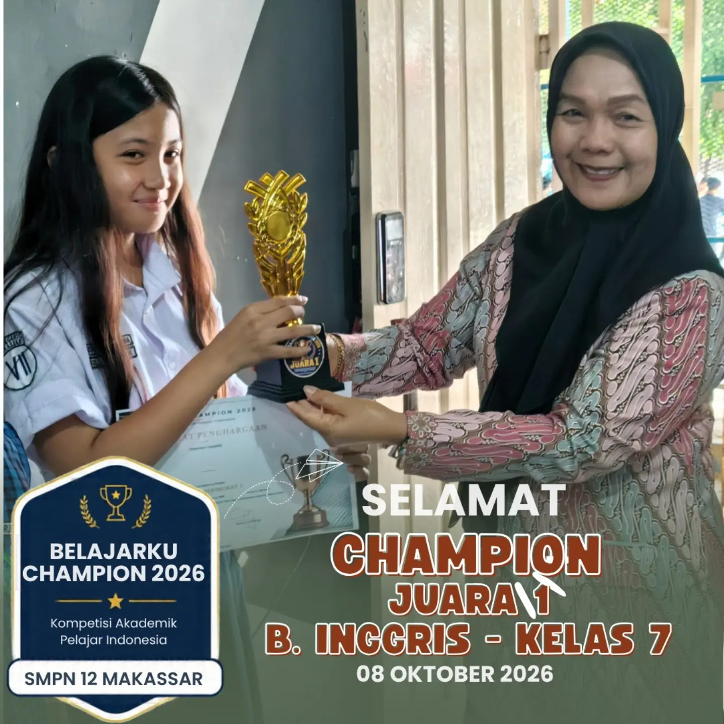 Penyerahan piala kepada peraih Juara 1 Belajarku Champion 2026 di SMP Negeri 12 Makassar